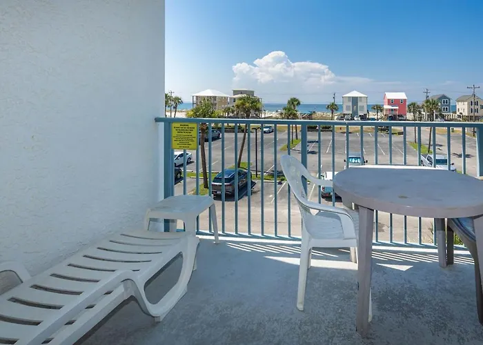 Apartment Surf & Racquet 303a